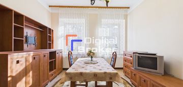 Osiedlowa uliczka przy skrzyżowaniu marszałków