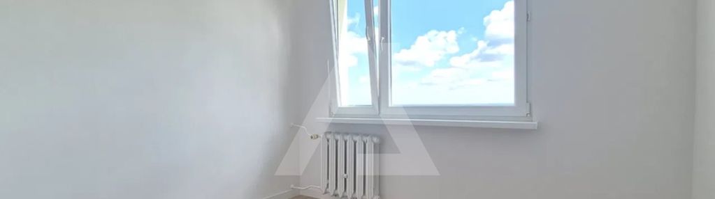 M4 z loggia i widok na panorame miasta.