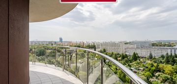 Grzegórzki park z widokiem na panoramę krakowa