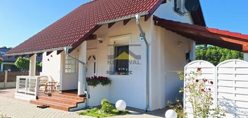 Przytulny dom z dużą działką -1km do jeziora!