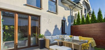 Dom wśród lasów puszczy darżlubskiej