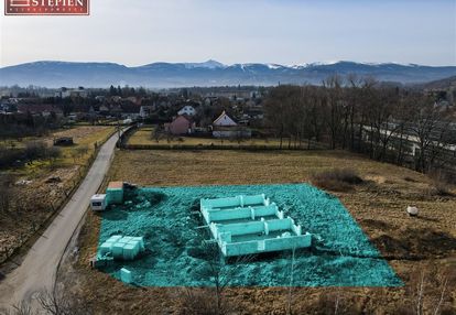 Działka z rozpoczętą budową 3 budynków.