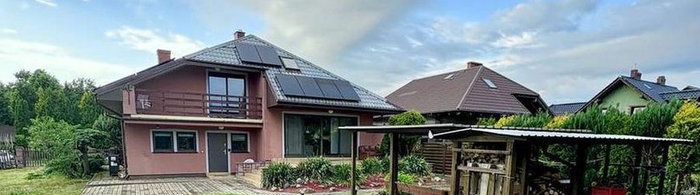 Funkcjonalny dom z kominkiem i dużym tarasem