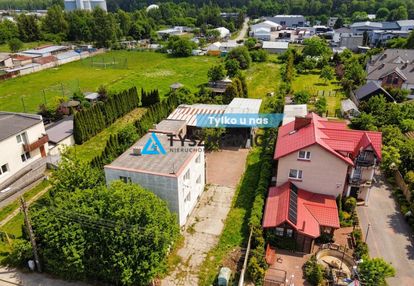 Dom mieszkalny z budynkami pod usługi.