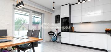 Nowoczesne mieszkanie dwupoziomowe z balkonem