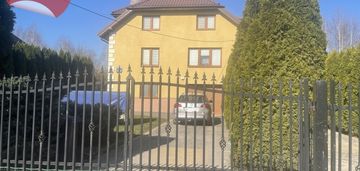 Dom wolnostojący, dwulokalowy z 2 garażami.