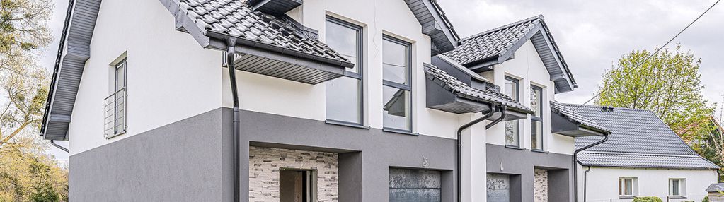 Nowy dom z garażem i ogrodem.