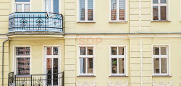 Piękna kamienica z balkonem