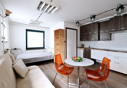 Kawalerka w kameralnym budynku na zaciszu