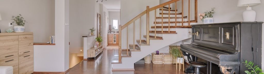 Duże dwu-poziomowe, z ogródkiem i tarasem