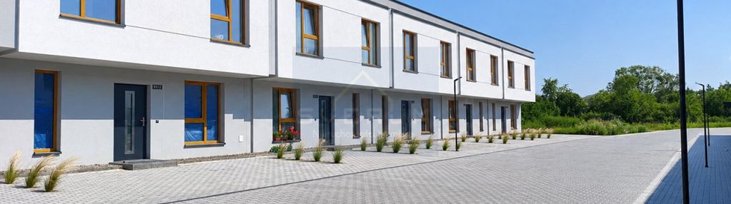 Nowy dom w zabudowie szeregowej, parkitka