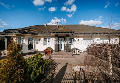 Wolnostojący dom parterowy z garażem na dwa auta