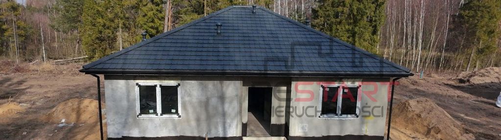 Wolnostojący, parterowy, nowoczesny.