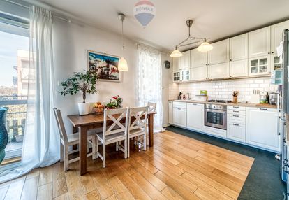Rozkładowe mieszkanie z dużym balkonem, 1 piętro.