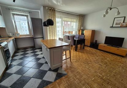 | blisko metra | balkon | winda | piwnica