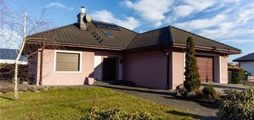 Komfortowy dom z praktyczną przestrzenią parterową