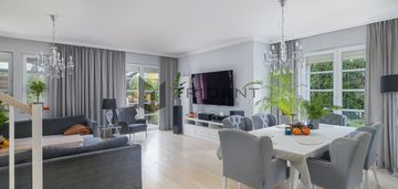 Przestronny dom na strzeżonym osiedlu - józefosław