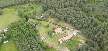 Ranczo w lesie z wyspą stawem basenem stajnią