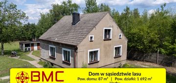 Herby dom z potencjałem na przeciw lasu