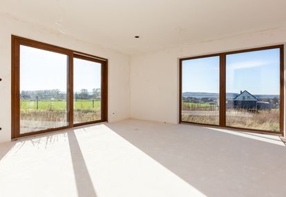 Nowoczesny dom w otoczeniu jeziora i lasu