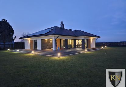Dom jednorodzinny z dużym garażem i windą