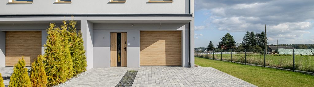 Dom z garażem na słonecznej działce kębłowo