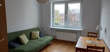 Kielecka. klimatyczne mieszkanie w kamienicy.
