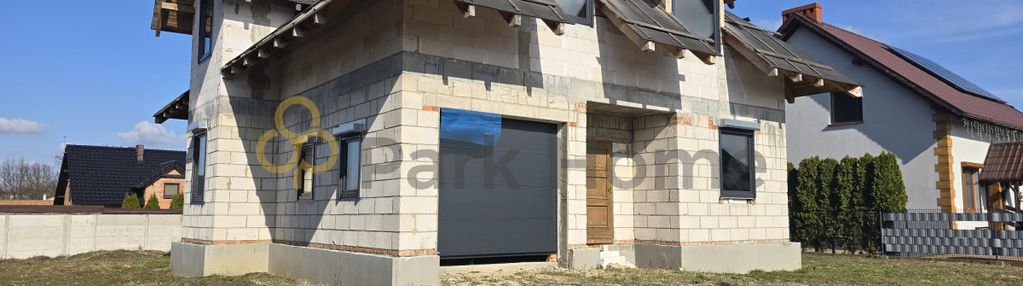 Piętrowy dom blisko lasu i jeziora