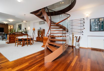 Penthouse tarasem na dachu w kamienicy z windą