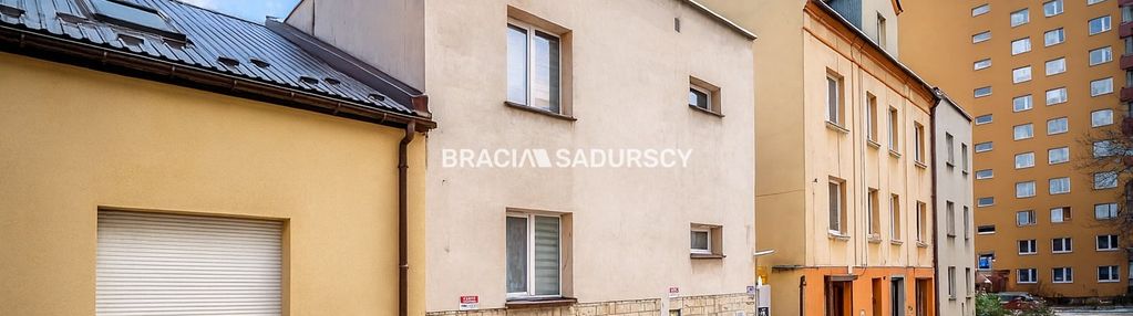 Dom inwestycyjny – 5 mieszkań, 2 lokale, paczkomat