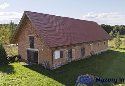 Ceglana stodoła z nowym dachem i projektem na mieszkania w waplewie