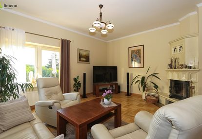 Klasyczny dom z ogrodem pomiędzy trzema jeziorami