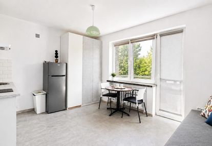 Kawalerka w kameralnym budynku z balkonem
