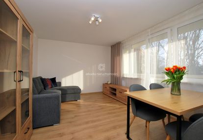 Po generalnym remoncie 2 pokoje, osobna kuchnia, balkon, ul. gdańska.