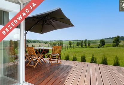 Wolnostojący dom na dużej działce.