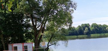 Działki w lesie blisko jeziora i plaży