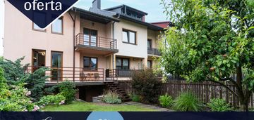 Dom w zabudowie szeregowej z ogrodem i garażem