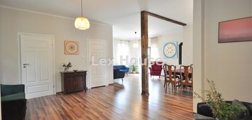 Dom z klimatem w pobliżu jeziora