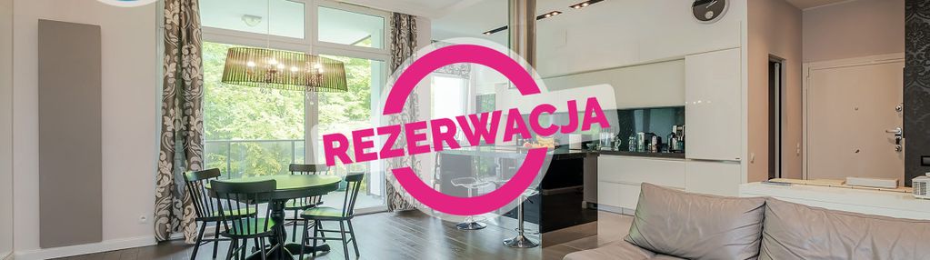 Apartament z widokiem na las, komórka i hala gar.