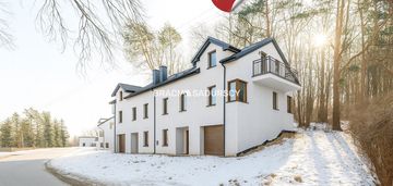 Wygodne domy pod lasem w podgórkach tynieckich.