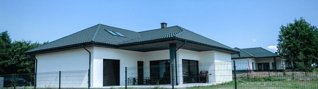 Nowy dom parterowy z antresolą.