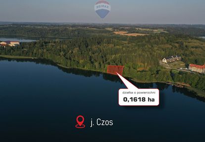 Działka budowlana z linią brzegową.