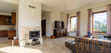 Piękna dwurodzinna willa przy granicy z w-wa