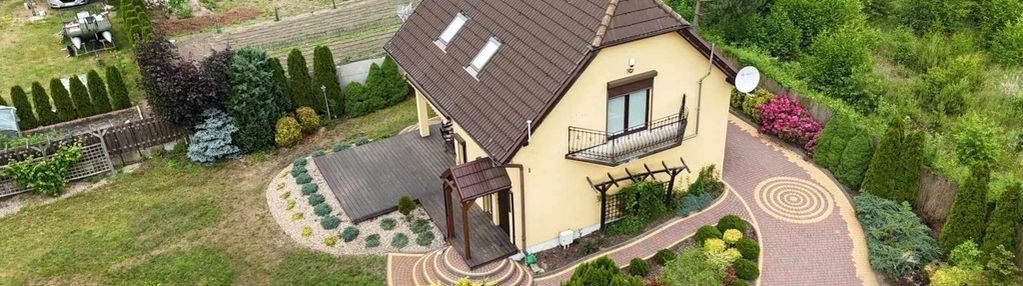 Dom nieopodal jeziora margonińskiego