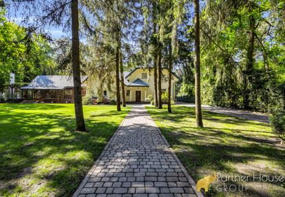 Rezydencjonalna działka z domem w strefie a