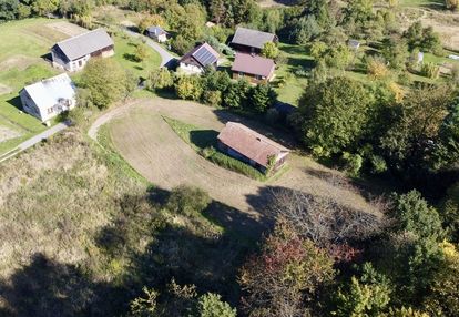 Działka budowlana 25 ar. z drewnianą chatą 8 km od krasiczyna