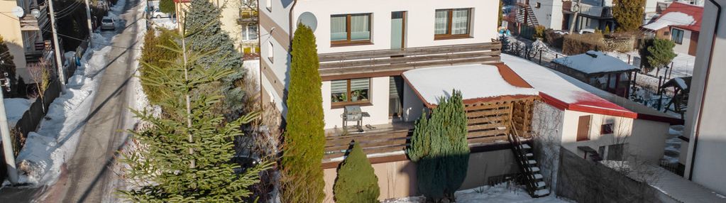 Komfortowy dom z dużym ogrodem na ostrej górce