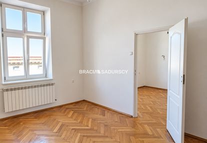 W centrum, blisko dworca i rynku głównego