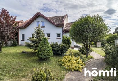 Dom z tarasem w pobliżu lasu