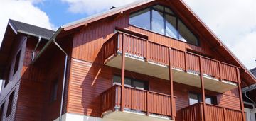 Apartament z balkonem i widokiem na wysoki kamień